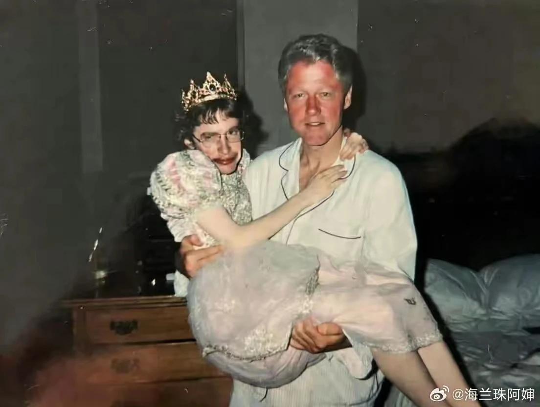 这些照片是美国网民合成伪造的哦～

大家都知道照片是假的

例如人物肢体比例、装