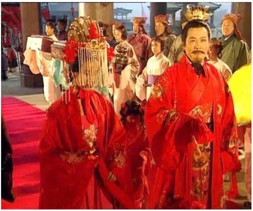 东汉末年，诸葛亮倒插门去黄家。新婚夜，送走宾客，诸葛亮走进新房，看着新娘子盖着红