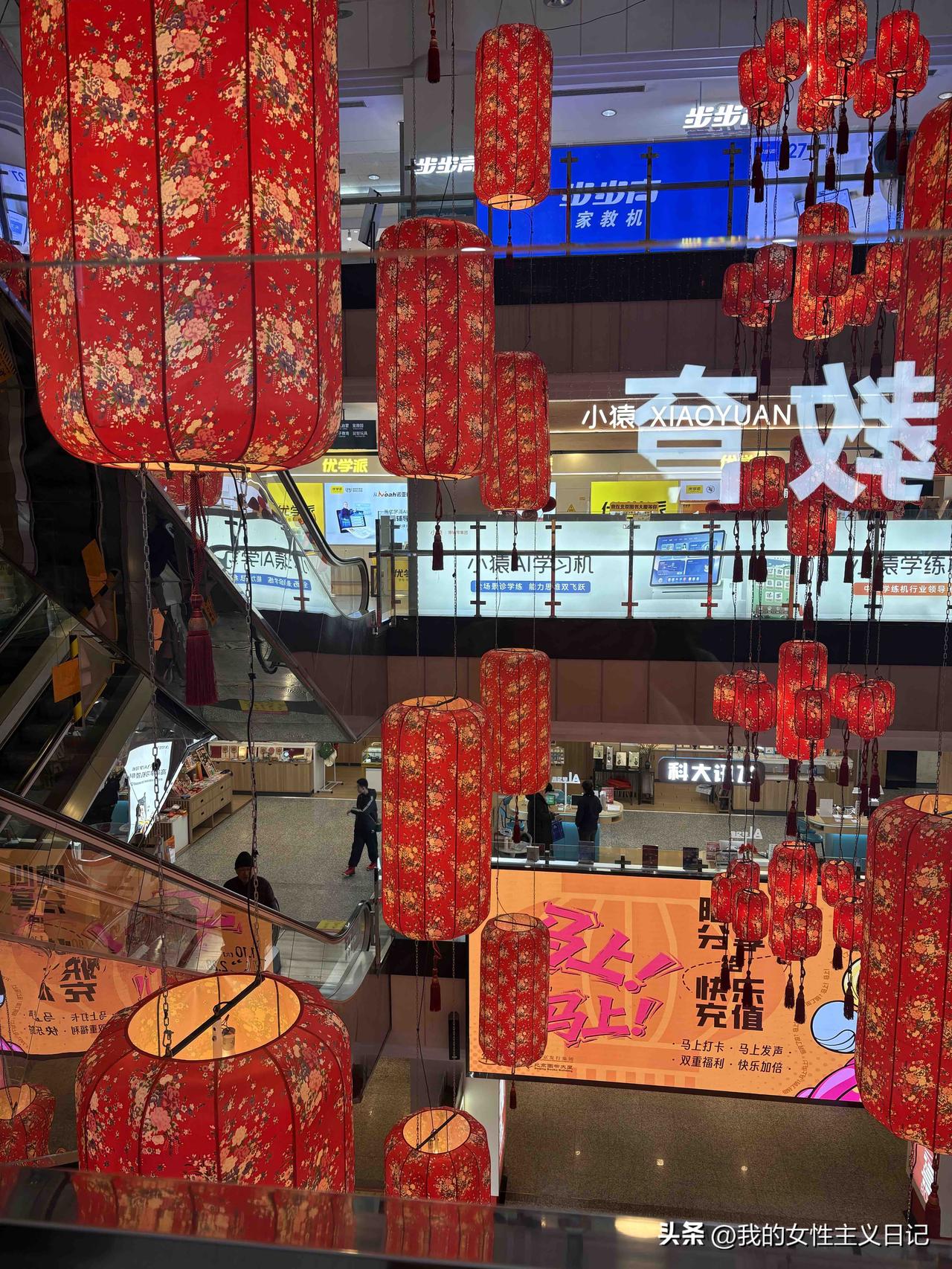 一段日子没来书店了，看来小说家面临生存危机了，小说家余华也在写实用类的书，预计销