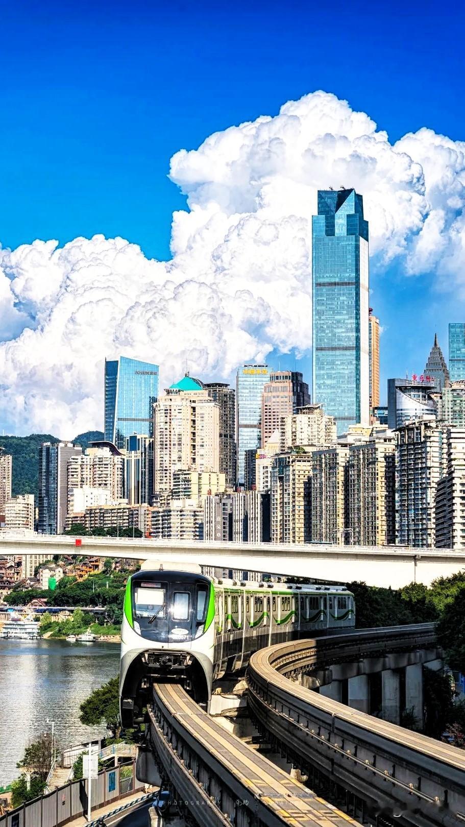 重庆轻轨穿楼，
山城特色。

重庆的轨道，
交通2号线。

我觉得这张照片挺美的