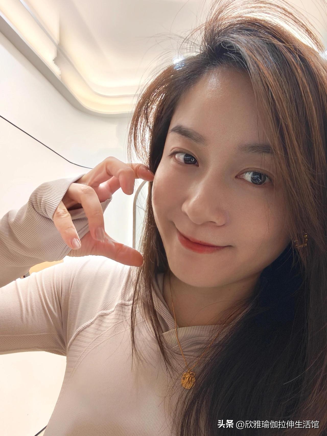 瑜伽运动是一项有利于身心健康的运动。