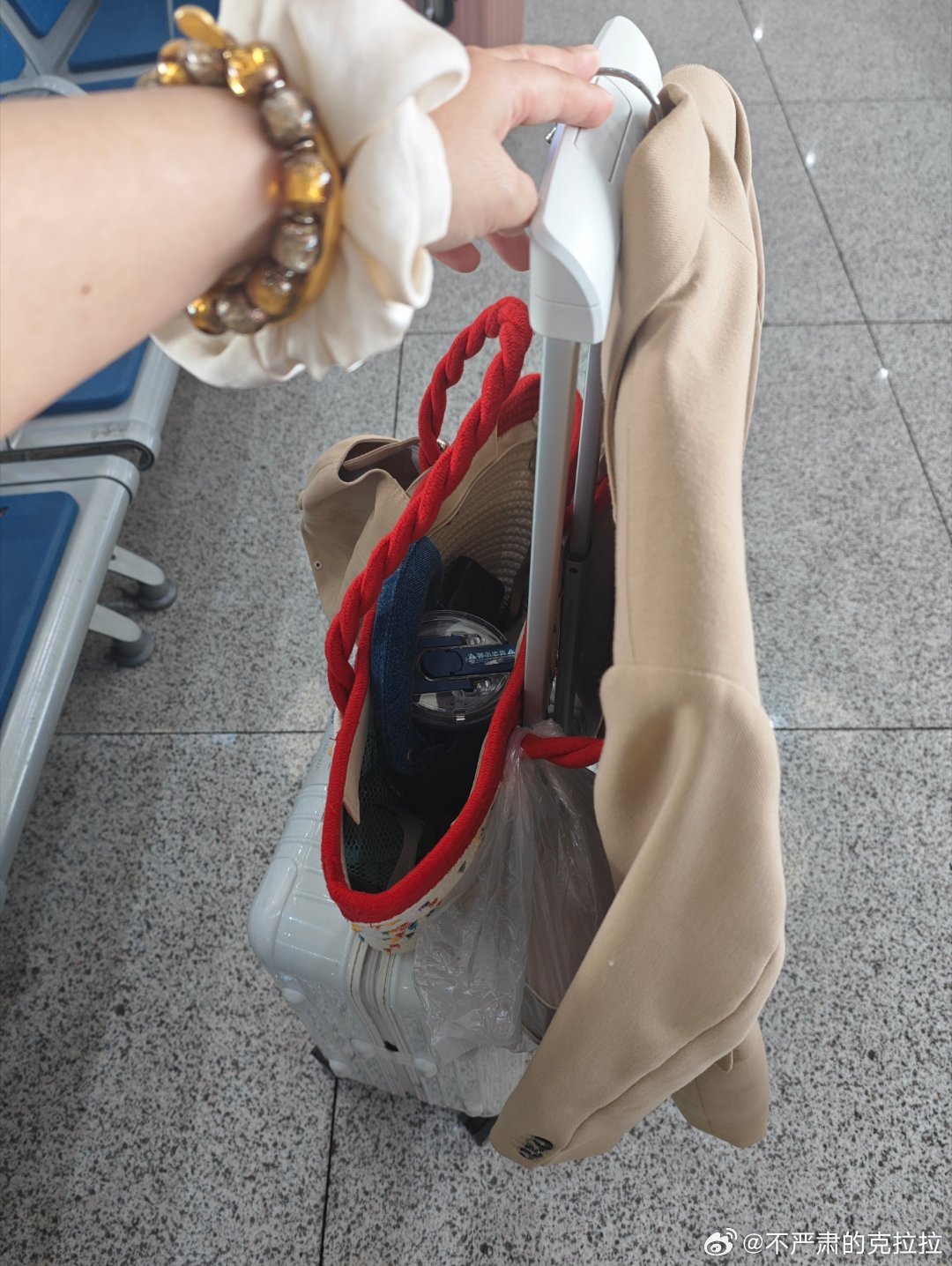 本次拍摄有相对严格的 dress code 指引放心 佳人自有妙计过了安检后原地