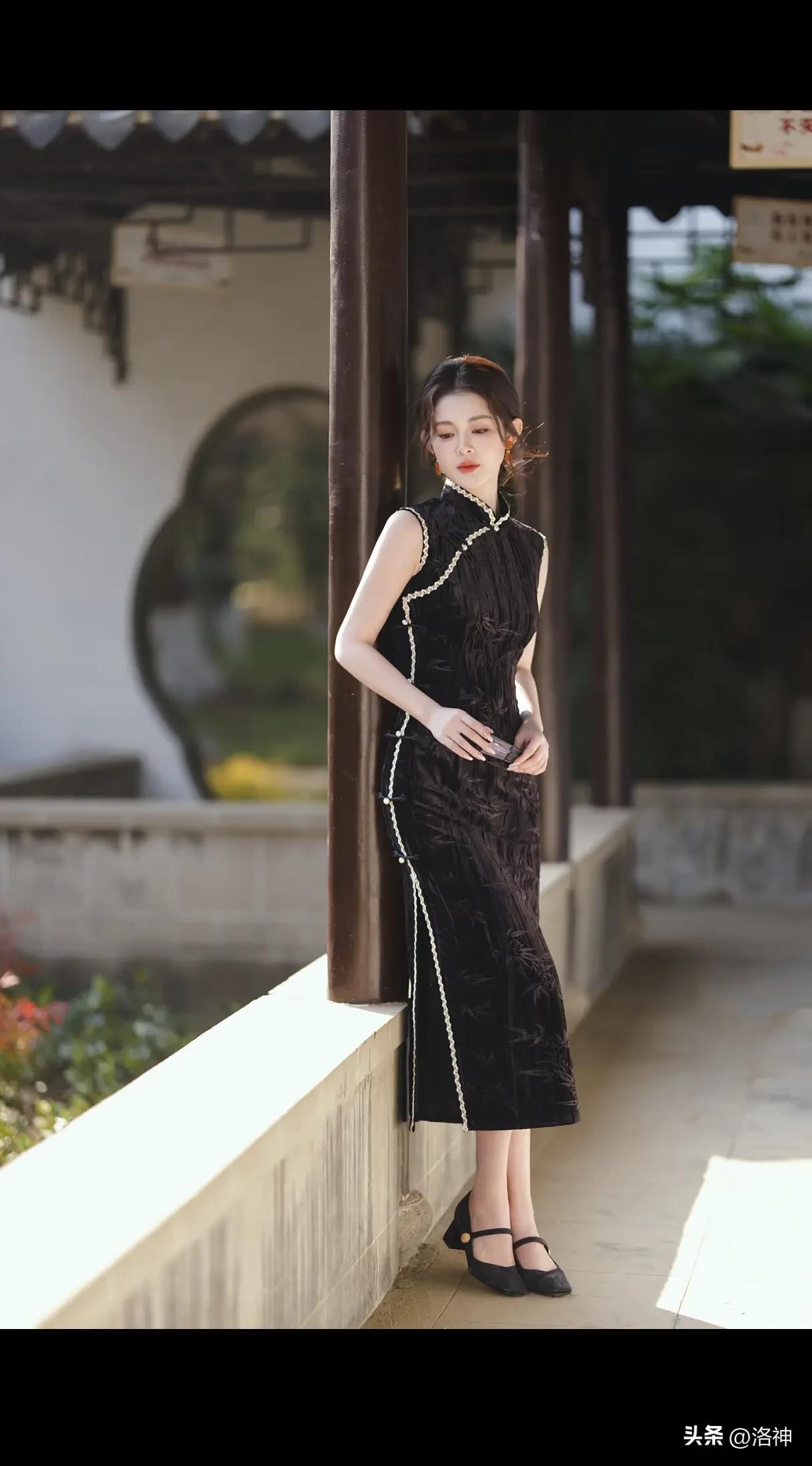 黑色旗袍典雅高贵，
整个人的气质透着高冷御姐，
自信又张扬！国风范中式旗袍 旗袍