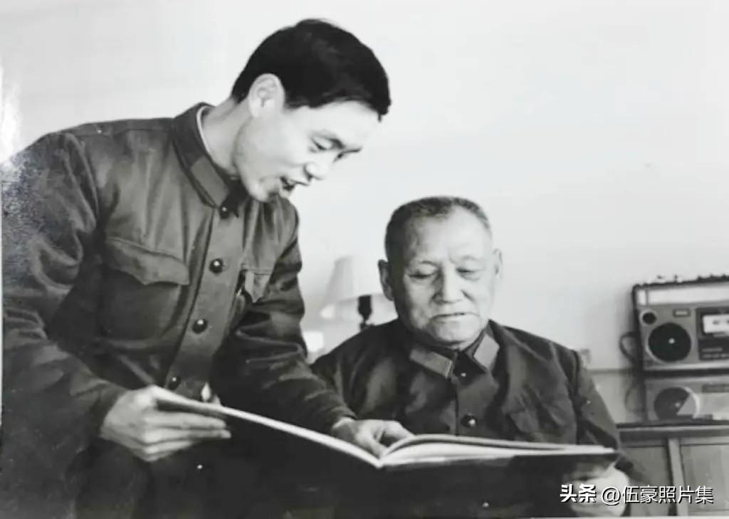 1976年10月，时任中国人民解放军军政大学副校长，军事学院副院长何长工（右）在