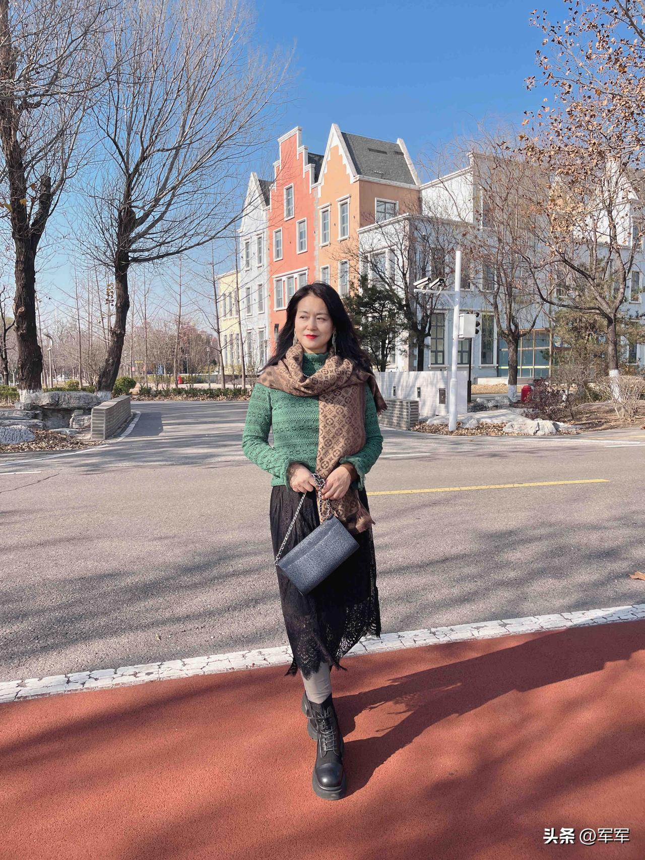 我54岁。

今天送老妈出院以后，我和老公就去附近的公园散步。

走到一个纪念碑