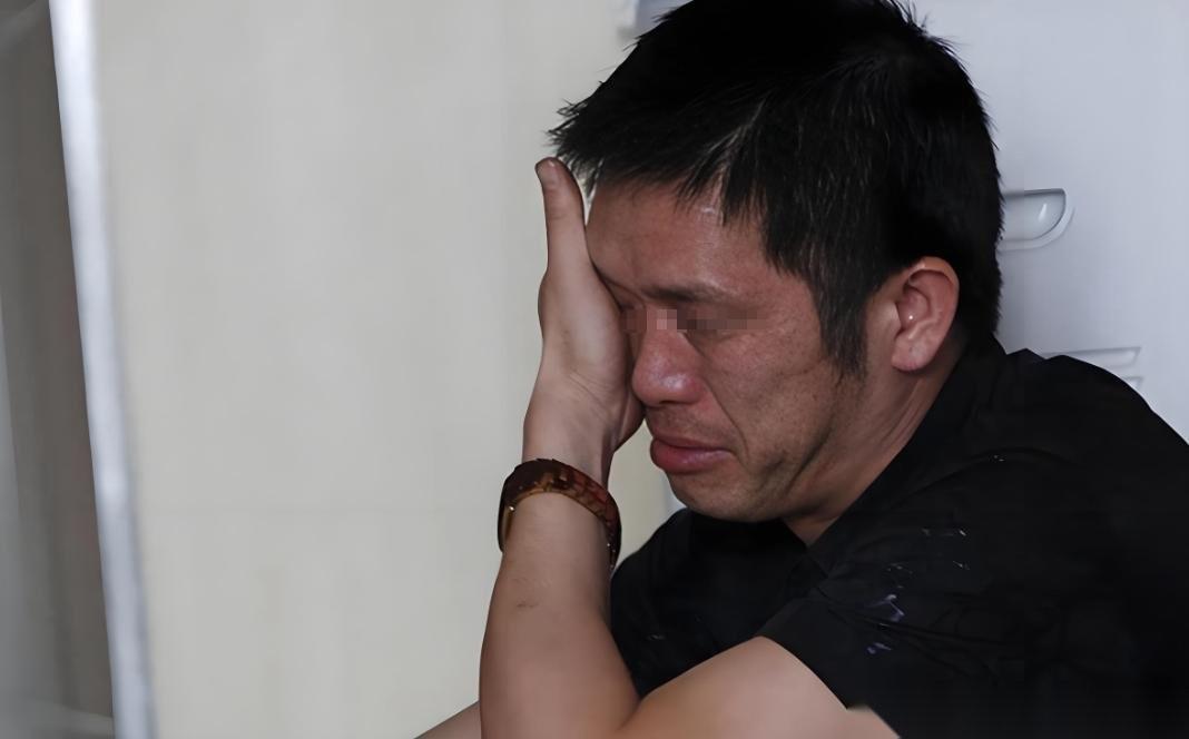 湖南一男子在参加儿子婚礼时，意外听到多个亲戚说儿子与在场一名男宾客长得很像，事后