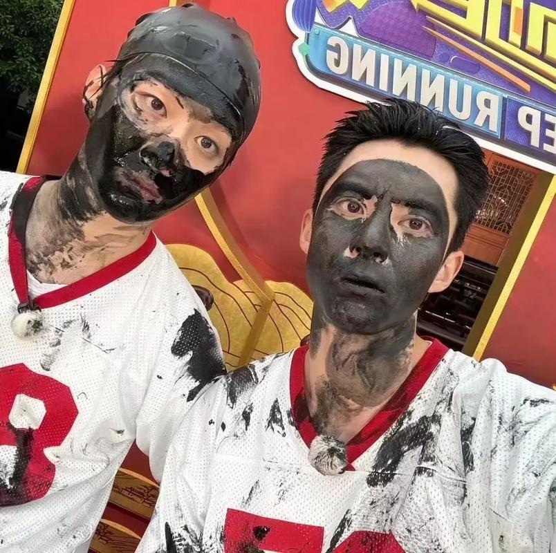 《奔跑吧》里的范丞丞是真豁出去了！蒙眼猜拳时挪道具、藏锤子还偷偷偷看，把“耍赖”