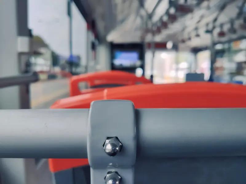 坐公交花两块钱坐出航班感觉，这事儿我深有体会。有次等公交，盯着手机看车还有三分钟