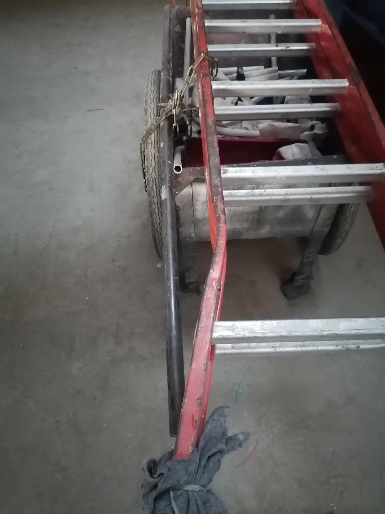 大家好，我是水电工星仔，习惯性的把斗车上好锁，下班。
回宿舍路上在想，这锁上得有