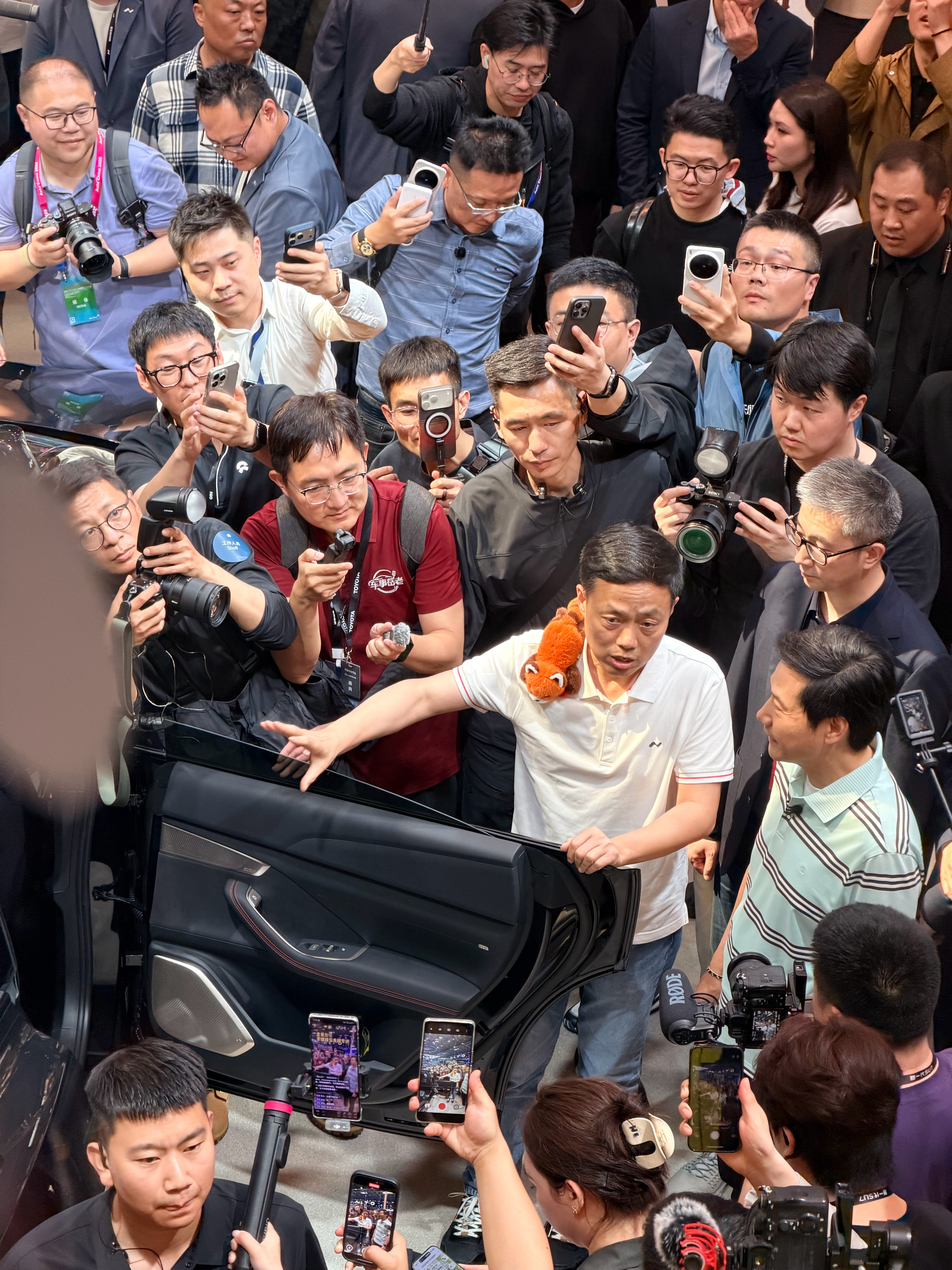 雷总来到蔚来展台，沈博先介绍了换电站和乐道，接下来斌哥登场：大家好，我是加电的李