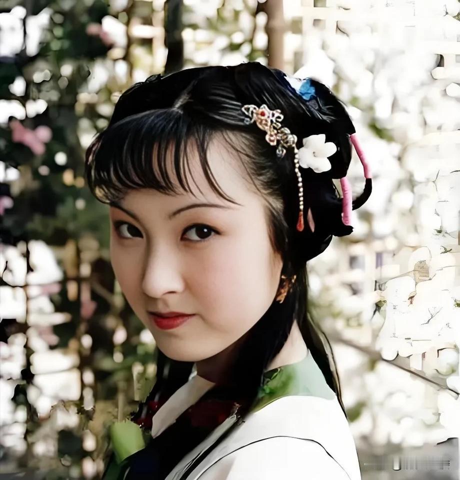 龄官画蔷，为什么会让偷看的贾宝玉痴痴发呆呢？
贾宝玉在蔷薇架下，痴痴地看着眉眼有