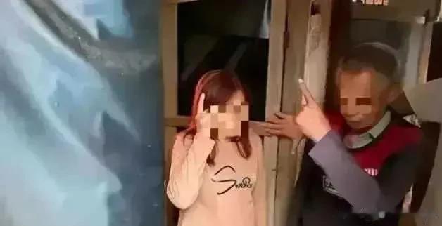 大叔，你连这床都上不了，怎么还嫖！这位85岁的老人因嫖娼被捕，警察花了三分钟才把