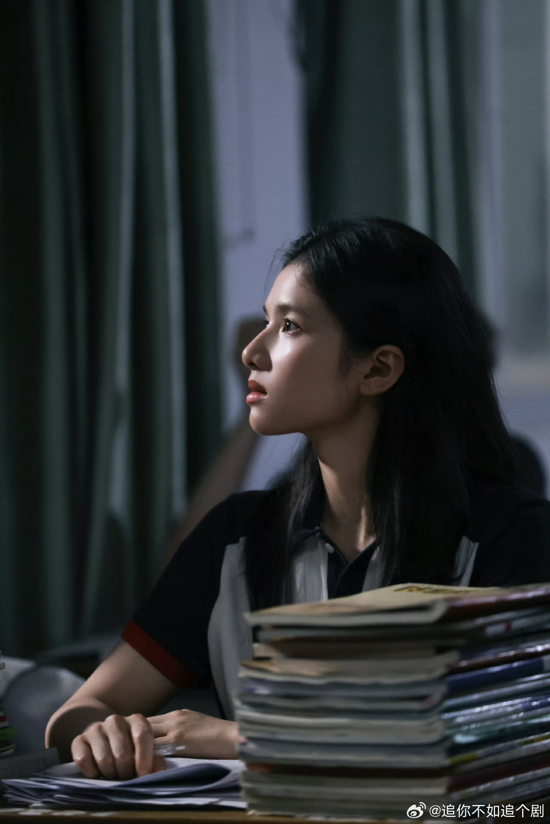 张婧仪祝苗靖毕业快乐野狗骨头 张婧仪晒出的毕业祝福图藏着小惊喜，镜头里的盘子上悄