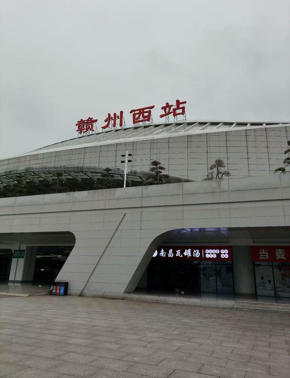 赣州西站的风景真的越品越有味道。
上次赶早班高铁特意提前半小时到，站在东广场步行