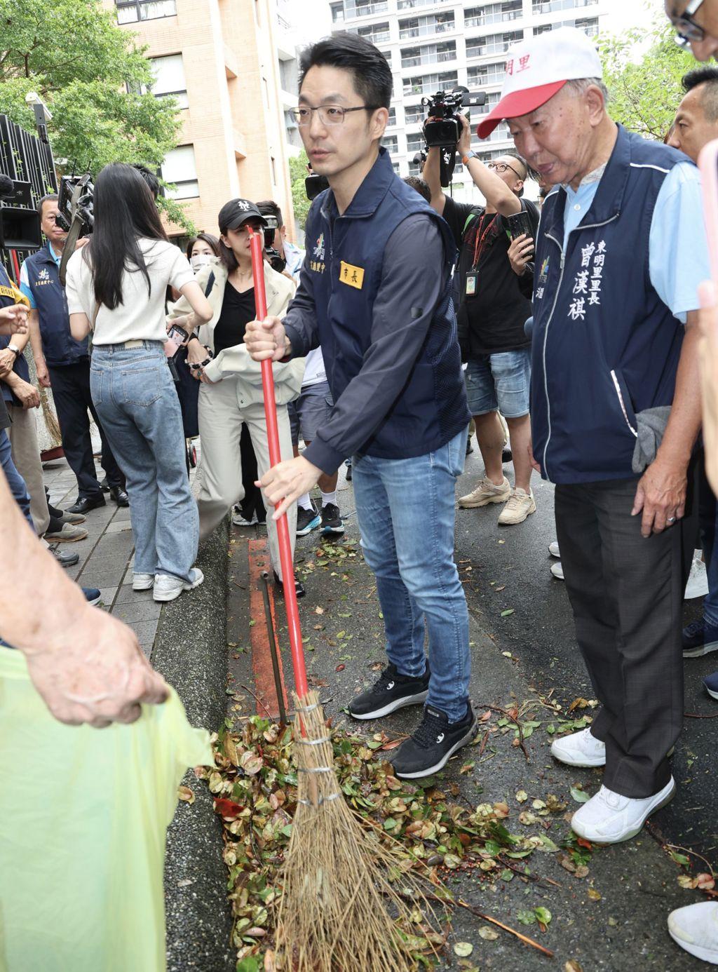 蒋万安灾后扫地被酸作秀！在场志工动怒了 亲曝现场真相
蔷琵台风过境后，台北市长蒋
