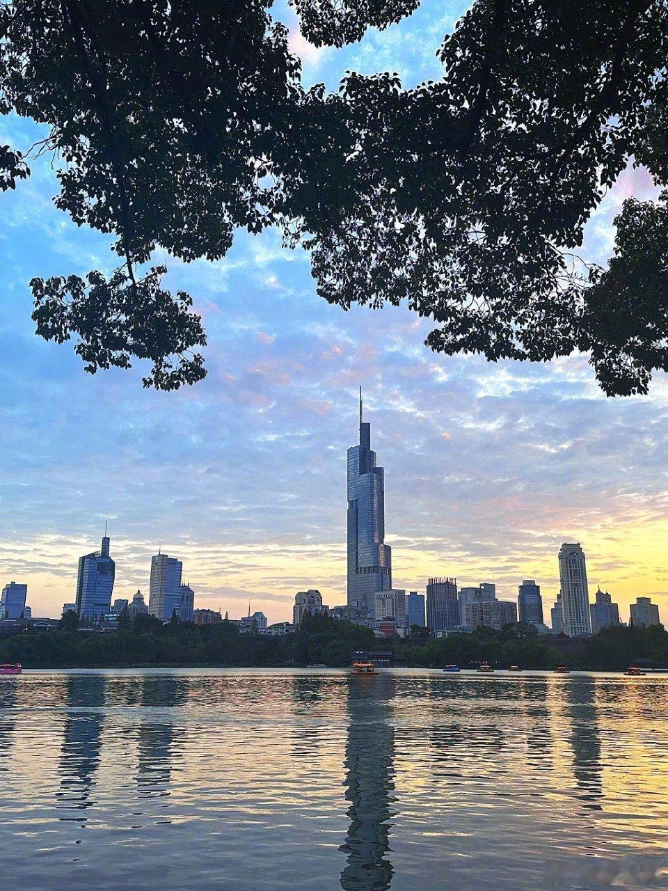 日落黄昏下的小日子🌇#日常碎片plog# 带着yolo去玄武湖游玩南京城的玄武