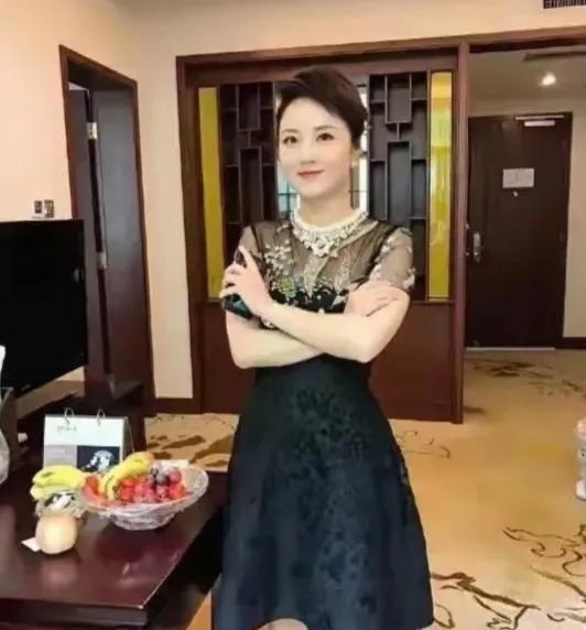 她是一位人们喜爱的优秀歌手，美丽清秀，歌声嘹亮动听，表演细腻，你知道她是谁吗？#