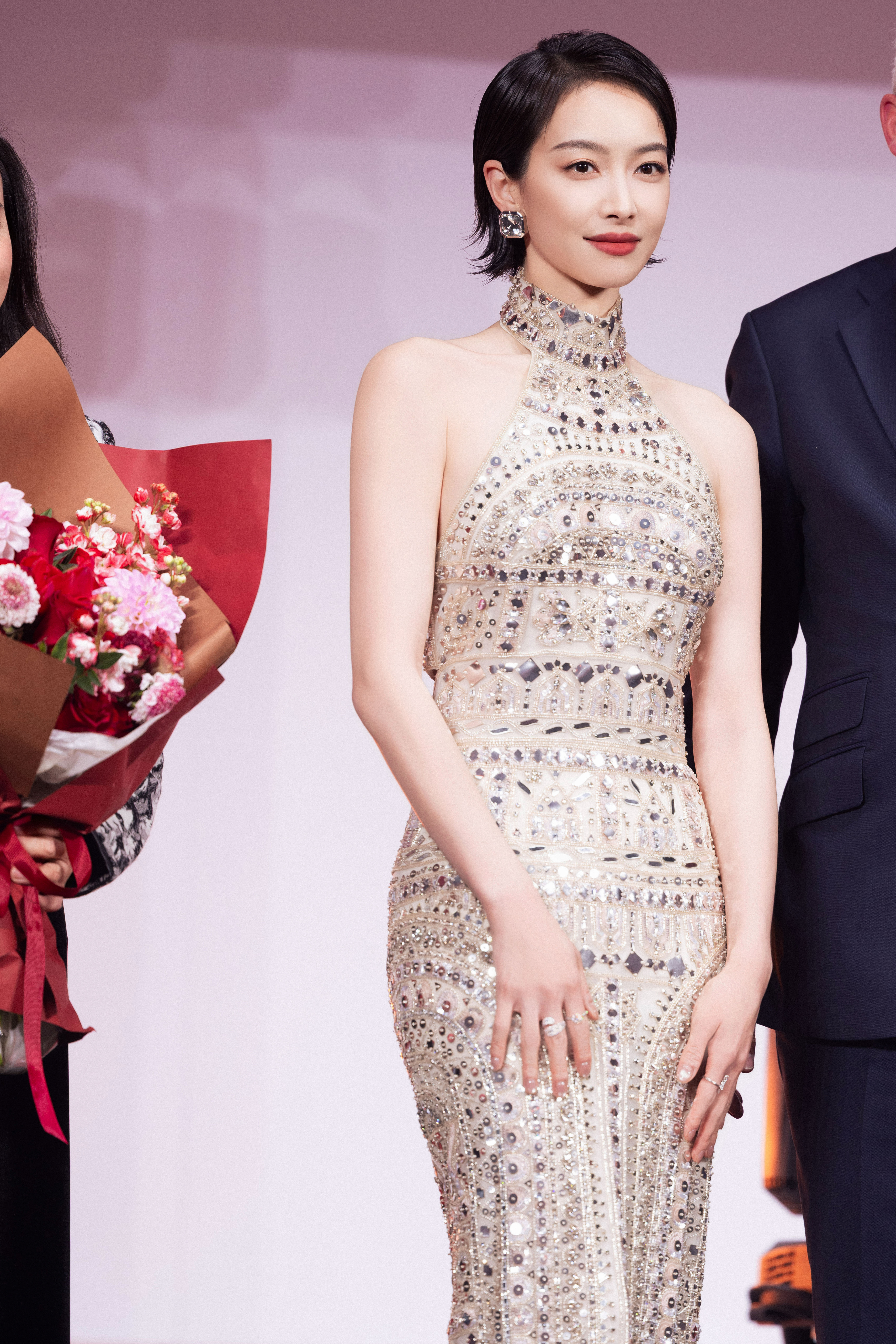 宋茜  光影流转，摇曳生姿。于人群中自成焦点，与美好不期而遇。