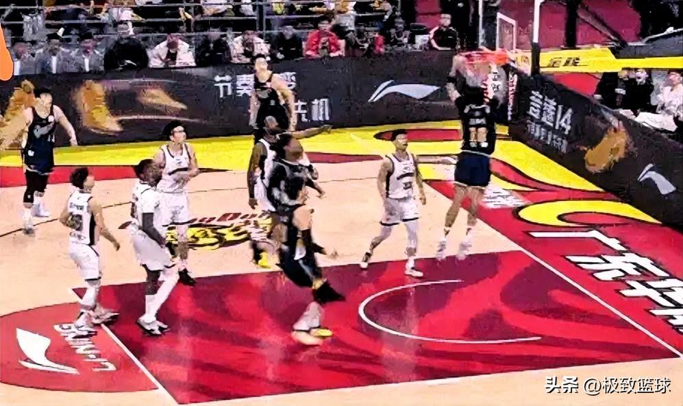 广东外援奎因真是太勇猛了！在今晚广东对阵辽宁的第一节比赛中，奎因径直杀入禁区，无