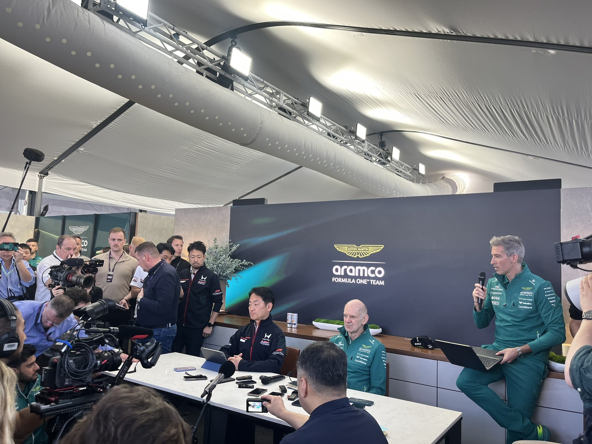 阿德里安·纽维与渡部康二今早在墨尔本进行交流。纽维透露，传至底盘及车手手指的剧烈