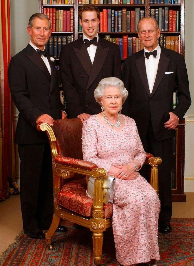 饱眼福！2003 年，英国女王加冕 50 周年之际，女王、菲利普亲王、查尔斯和威