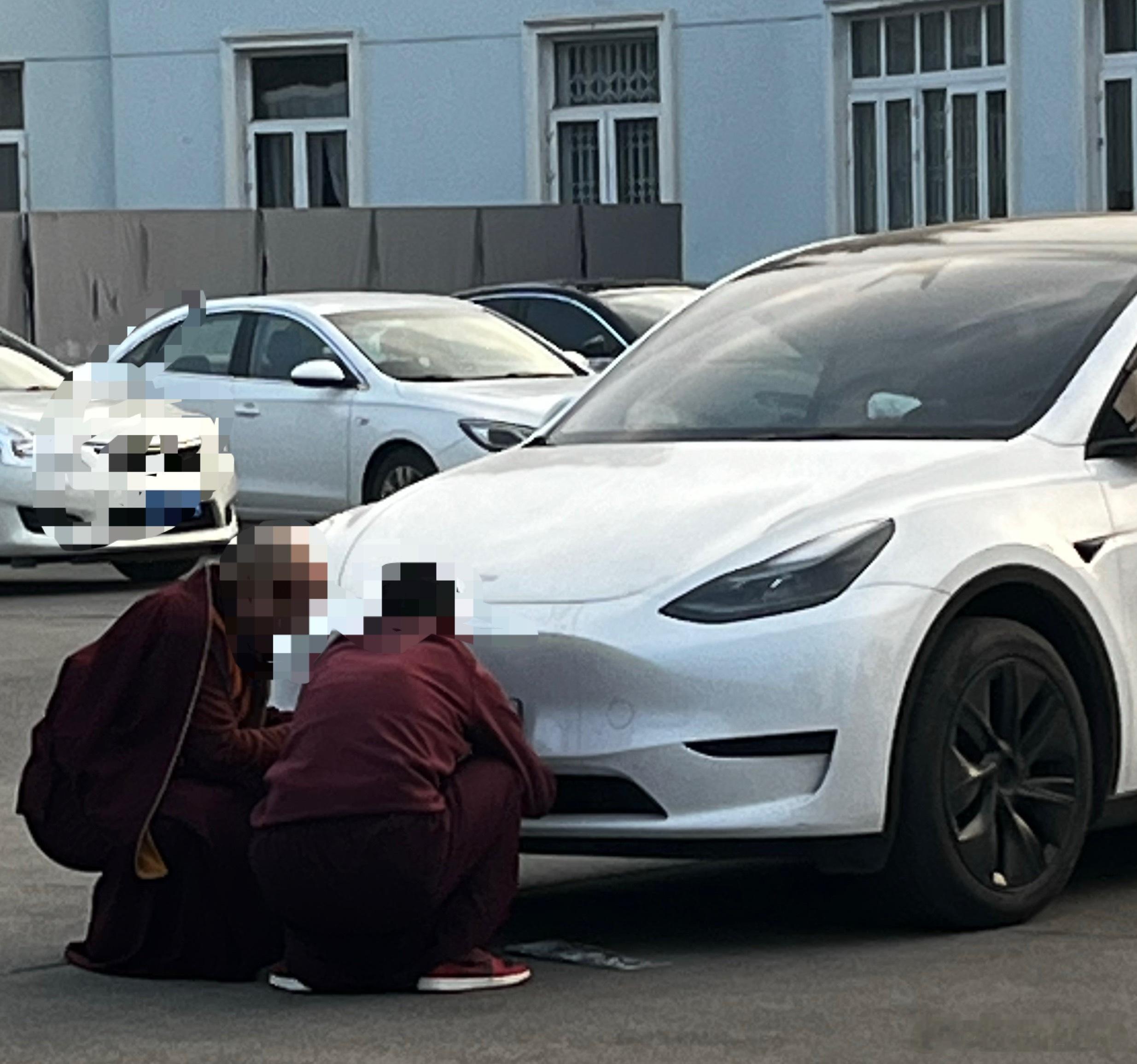 今天去给我的风神L8上牌，看到大师们也在上牌。大师们喜欢特斯拉，紧跟潮流。