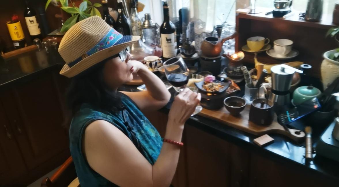 很长时间就想回答一位朋友问题：
时光像无声的河，在岁月里轻轻的流过！我们要珍惜生