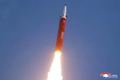 发射，这次是朝鲜🇰🇵的军事航天 中程导弹！【金正恩观摩中程战略导弹发射训练】