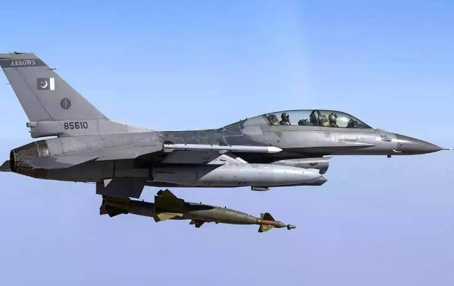 巴基斯坦飞行员曾经有个私下说法：中国战机是 "穷人的 F-16"，凑合能用，但真