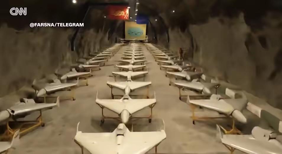 伊朗媒体曝光自家地道里的无人机群，看来伊朗是准备向美军航母发起终极进攻了。从多家