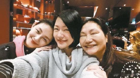 S妈称担心小S走不出来 小 S 二女儿 Lily 画展上，S 妈黄春梅久违现身。