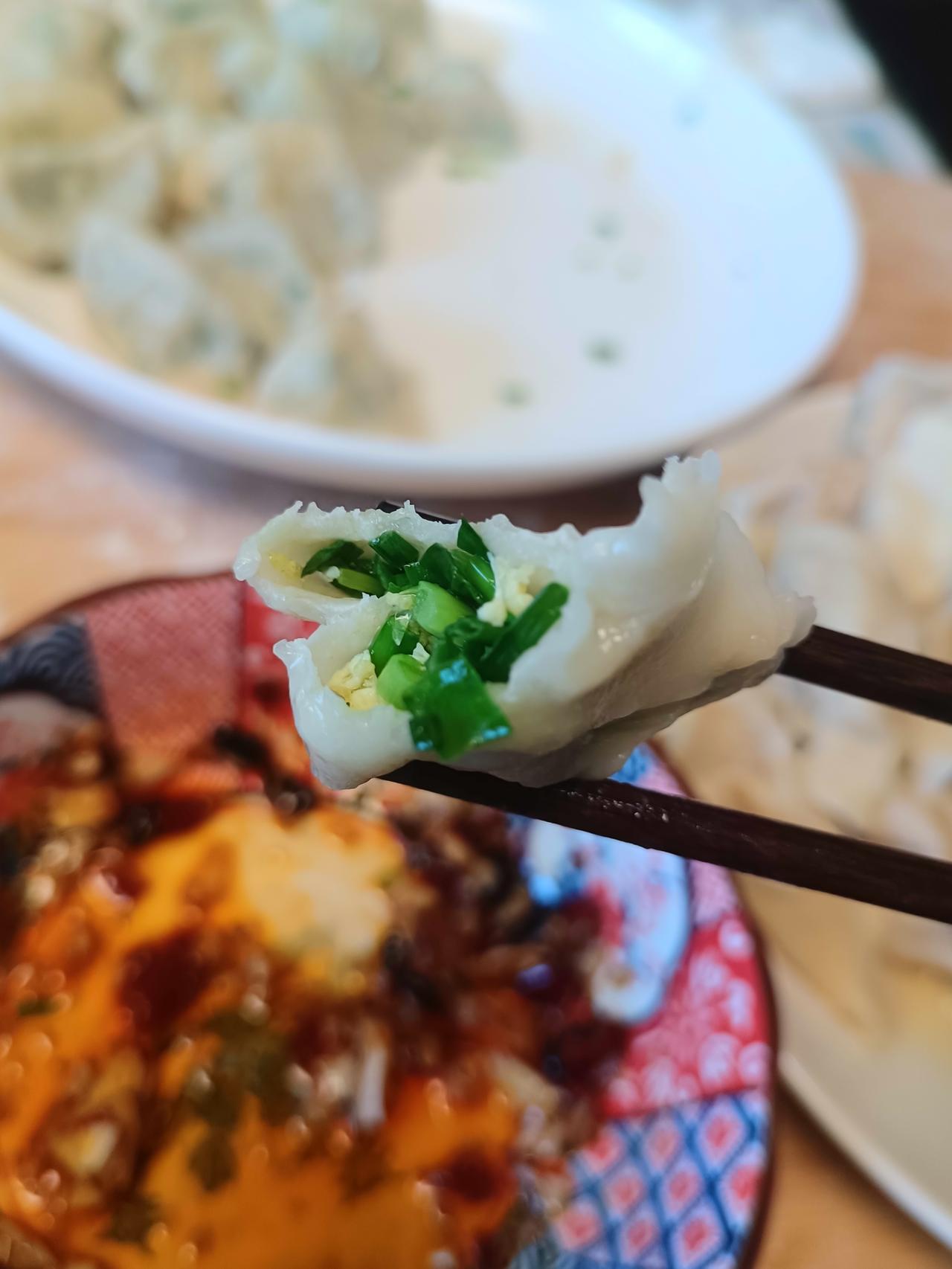 末伏吃饺子
对饺子我是有情结的。小时候是妈妈做的饺子，皮薄吃起来外皮爽滑，饺馅香