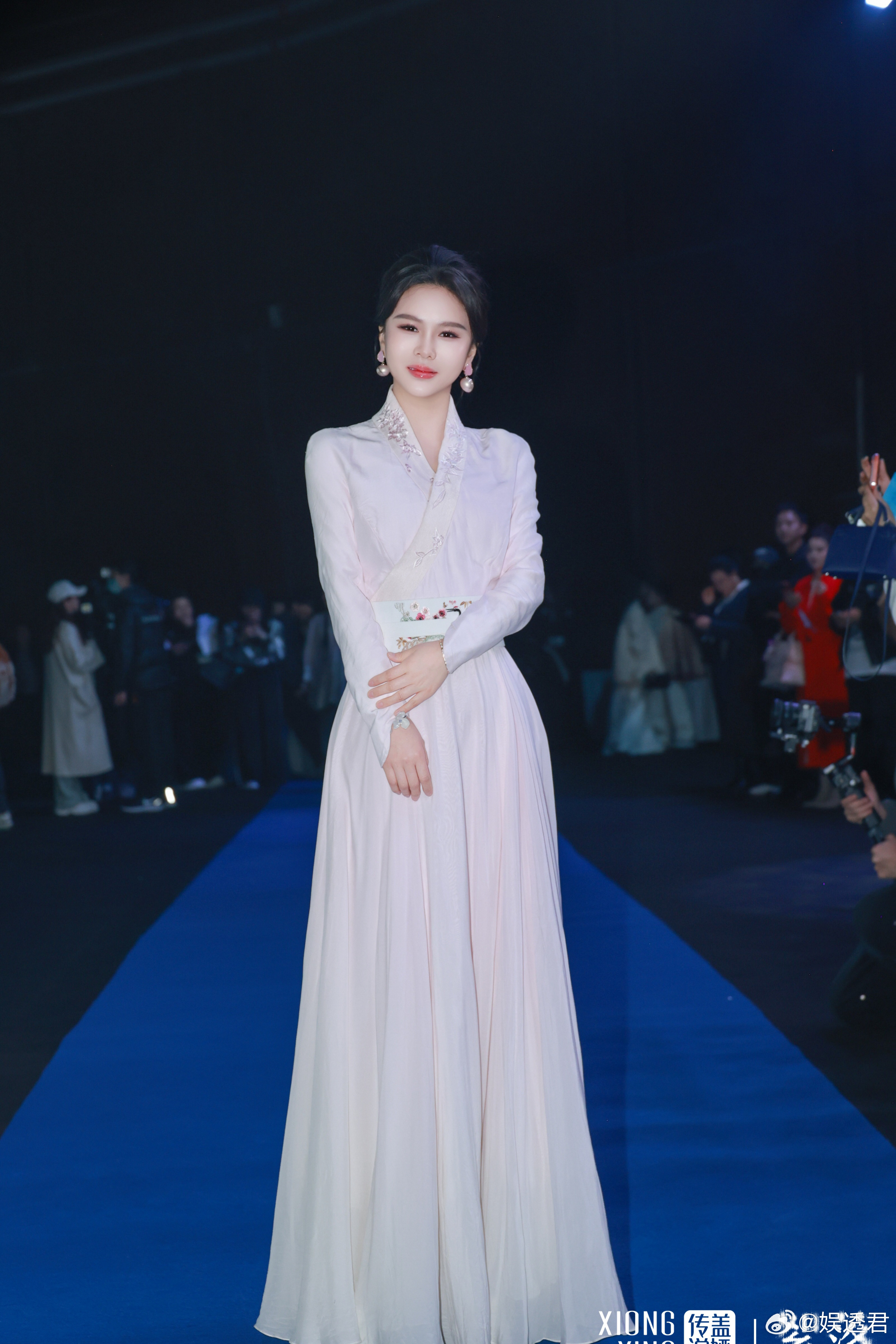 主持人刘美希亮相中国国际时装周开幕大秀 优雅与智慧并存，刘美希亮相时装周，展现国