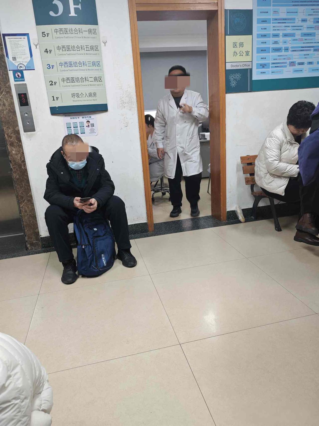 一位主任医师在医生办公室嚎啕大哭，原来是因为他母亲被确诊为胰腺癌晚期！


医院