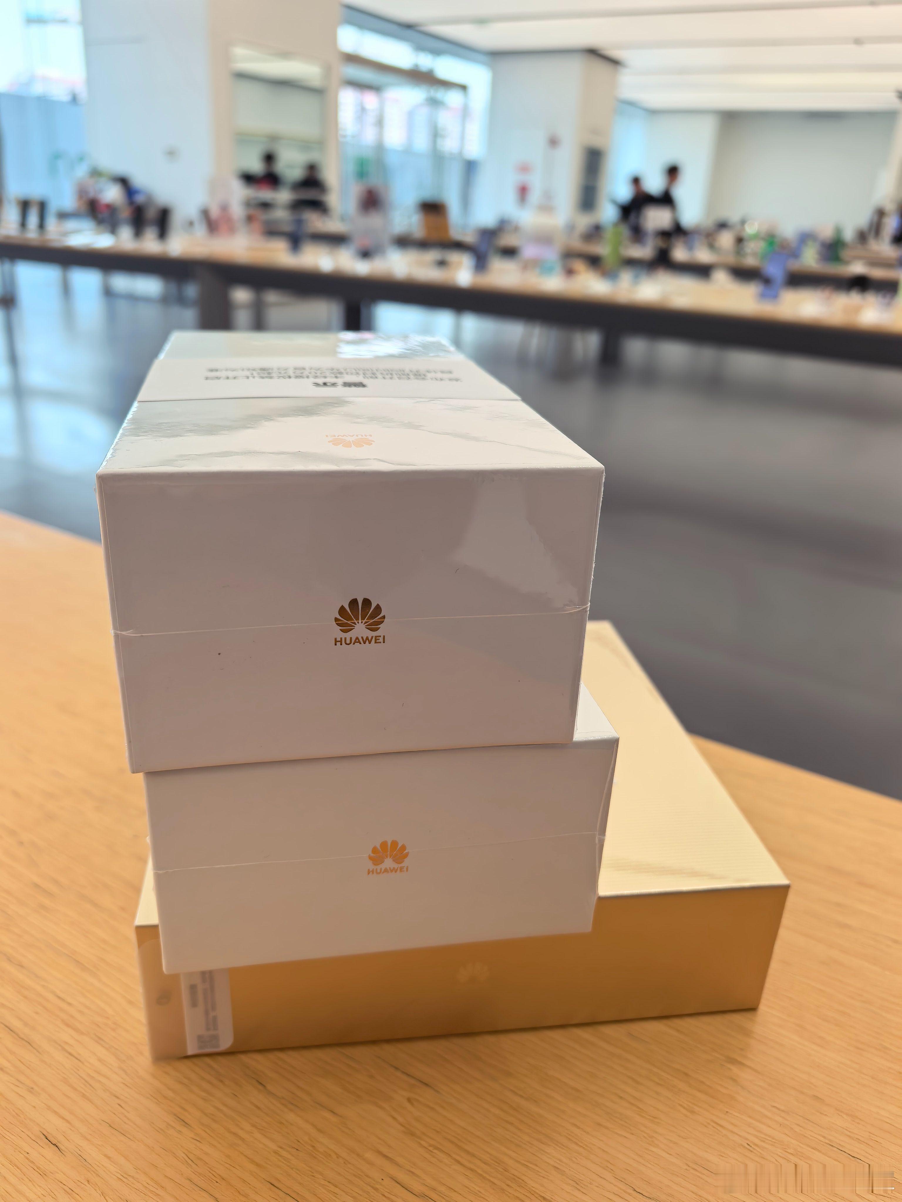 曝华为全新大阔折陆续到店华为大阔折4月20日正式亮相直接把期待值拉满。到店盒子明