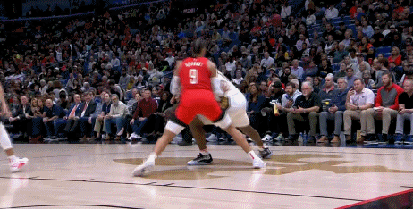 NBA赛场镜头：锡安生吃狄龙，还真是碾压啊，随后杀人诛心。
  不知道为什么NB