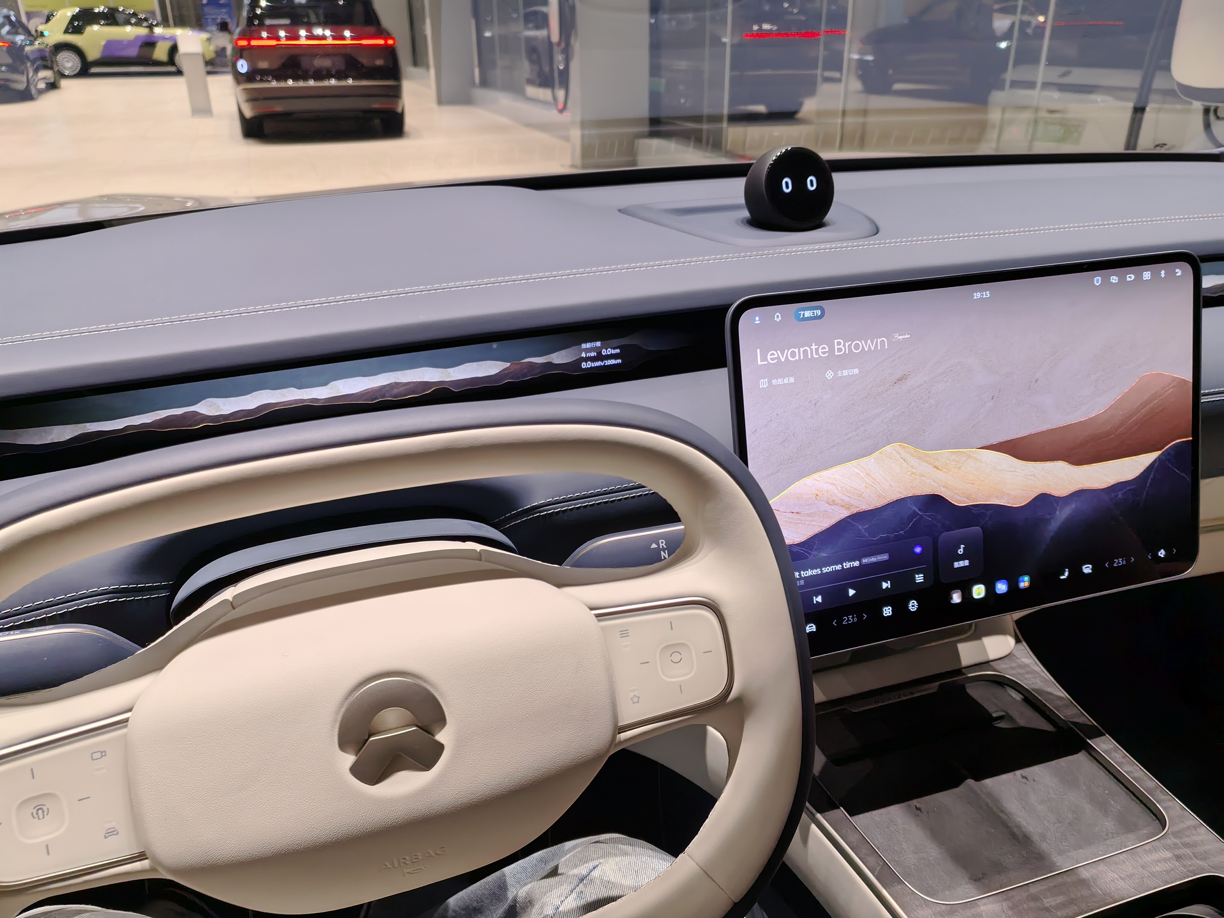 又来看蔚来ET9了，这车细节真是无可挑剔，储物格内衬的黑色植绒一点都不掉，用力搓