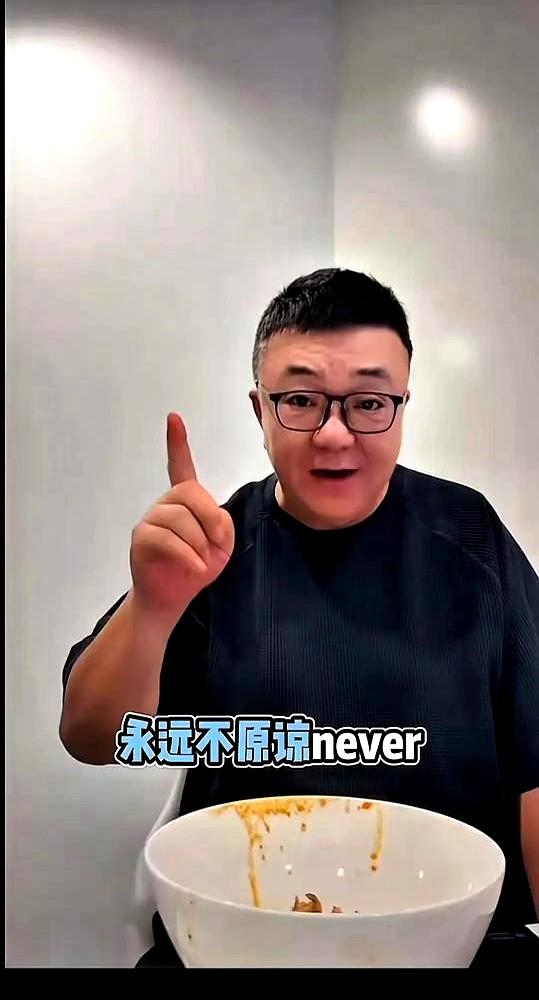 深圳，2034杯。董路的“中国足球小将”两队晋级了。
老挝队直接把脚下反击踢成一