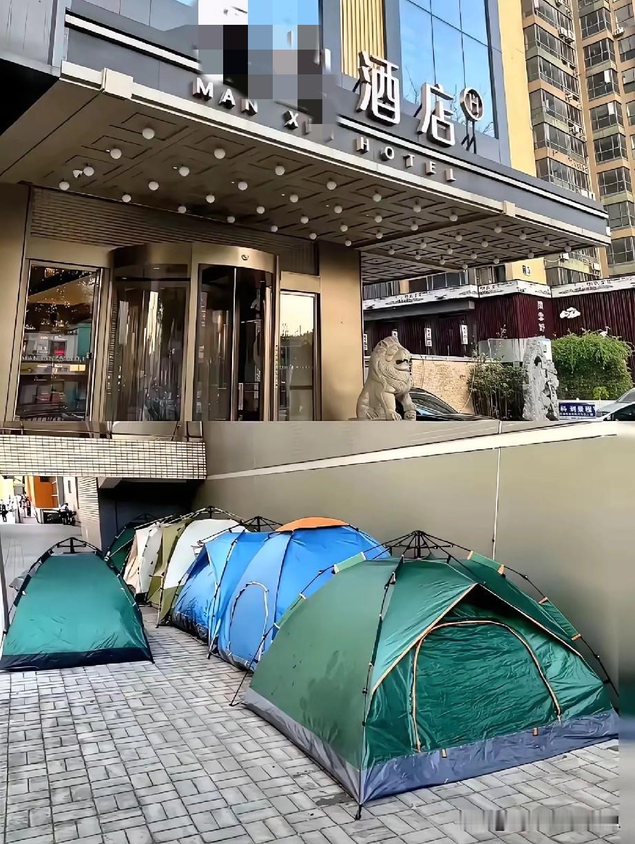 现在的人不走寻常路，国庆节在街头搭帐篷过夜，原来是酒店民宿大涨价。

    为