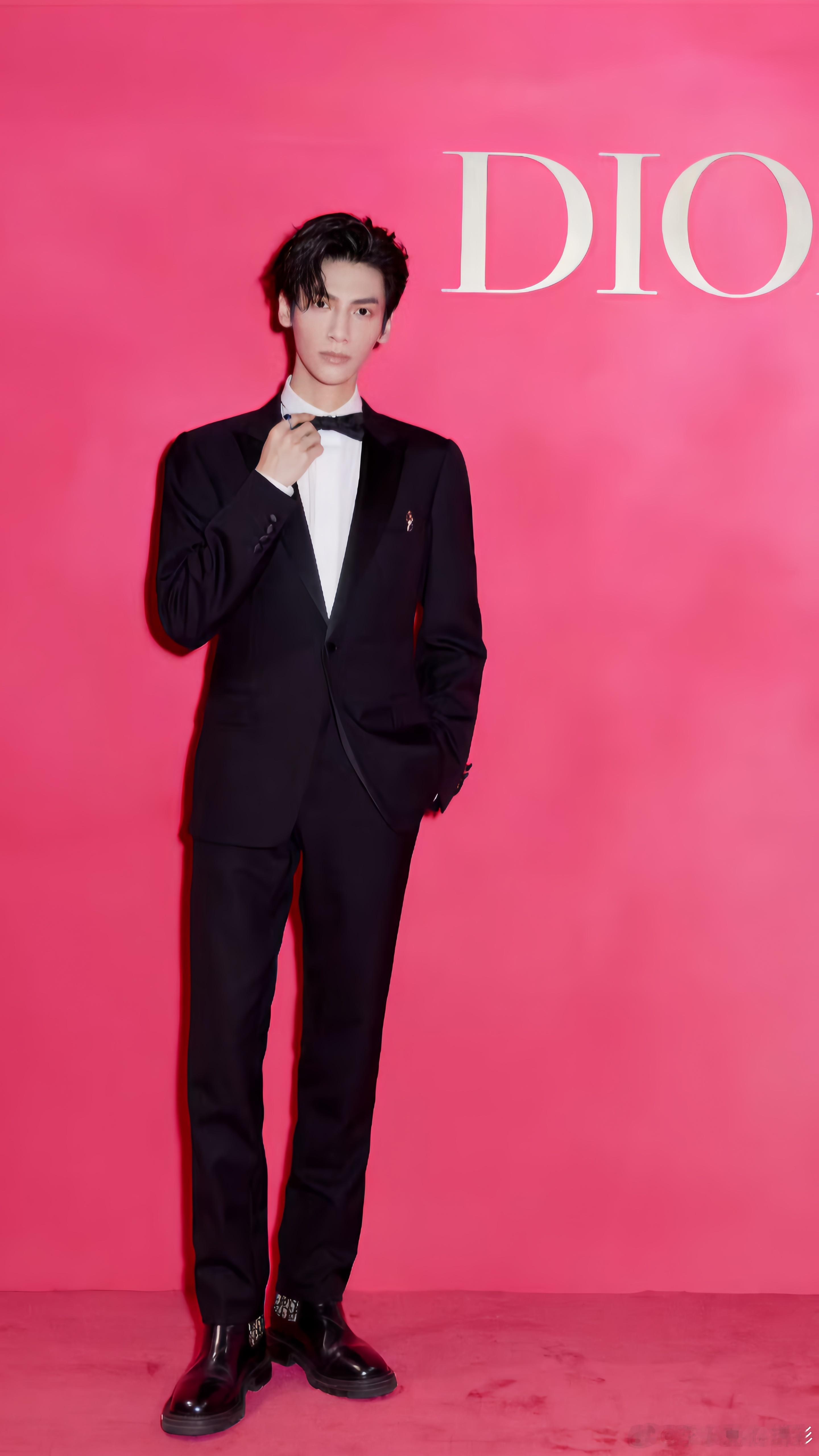罗云熙这套妆造是真得好绝，不知道这次微博之夜的红毯又会有什么样的惊喜！ ☁️ 