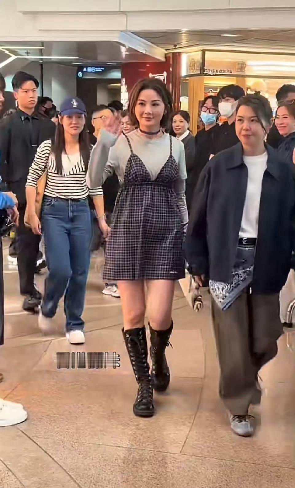 阿Sa与林俊贤结婚不到5个月疑似怀孕。

蔡卓妍（阿Sa）近期出席活动，小腹看起