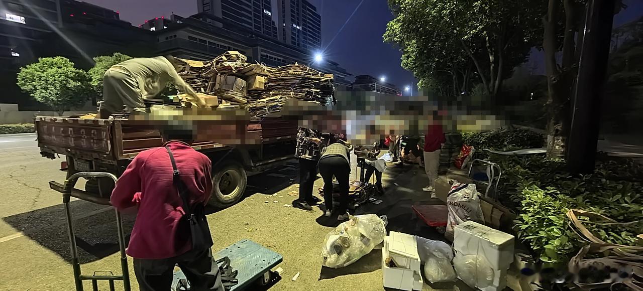 在废品收购点的人间百态。

小区附近有个废品收购点，老板雇了两个小伙子，隔两天来