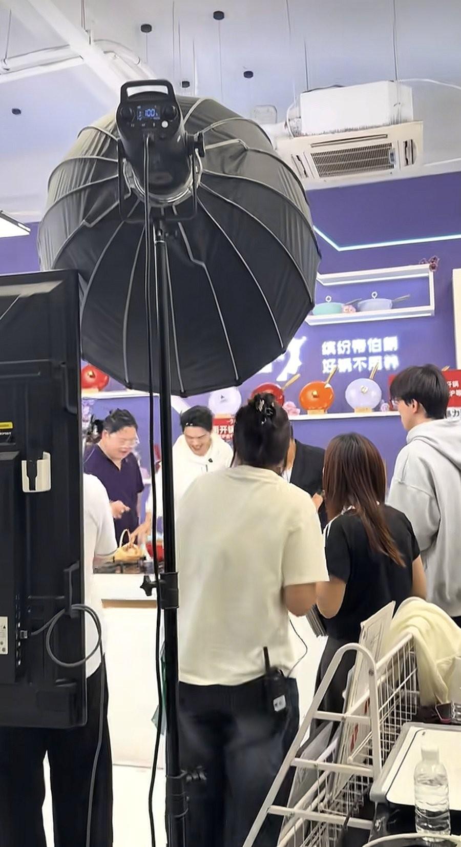 10月15日，向佑直播花絮曝光，原来这么多人给他助阵，向佐专门过来帮他一起吆喝，