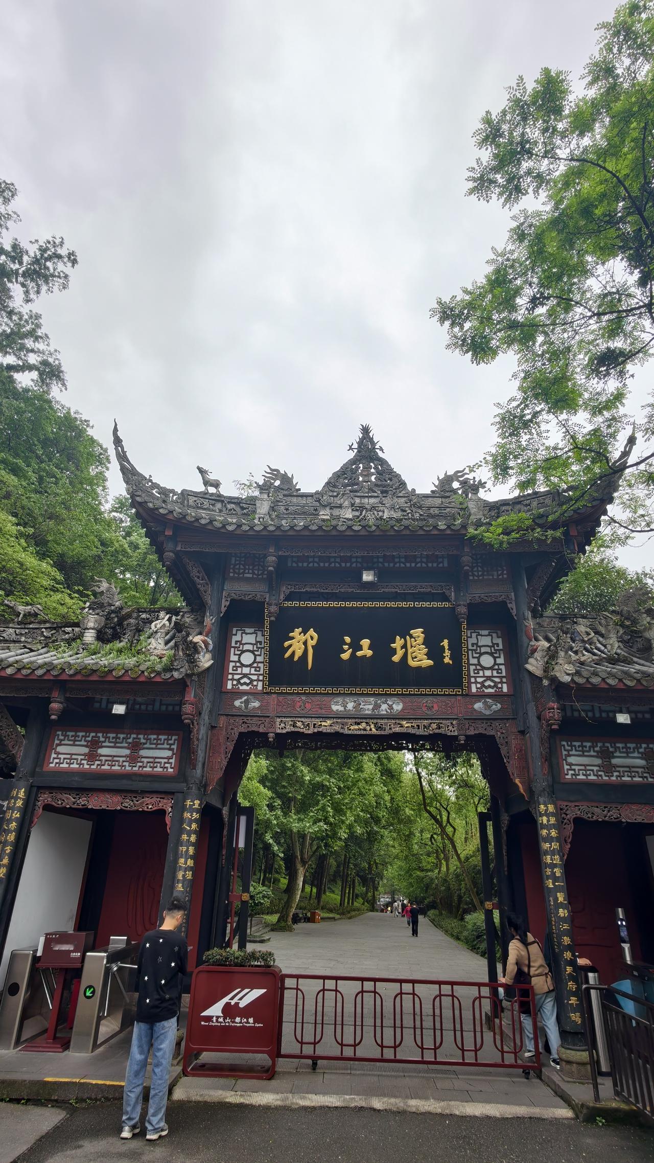 都江堰是李冰于公元前275年开始修建，世界上唯一存在以无坝引水的水利工程。在这里