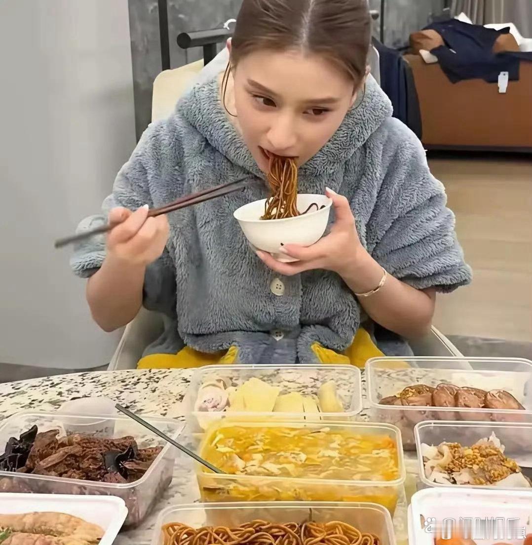 别误以为是刻意炫耀富足，这些精致日常，对于何超莲而言，不过是平淡生活里的寻常模样