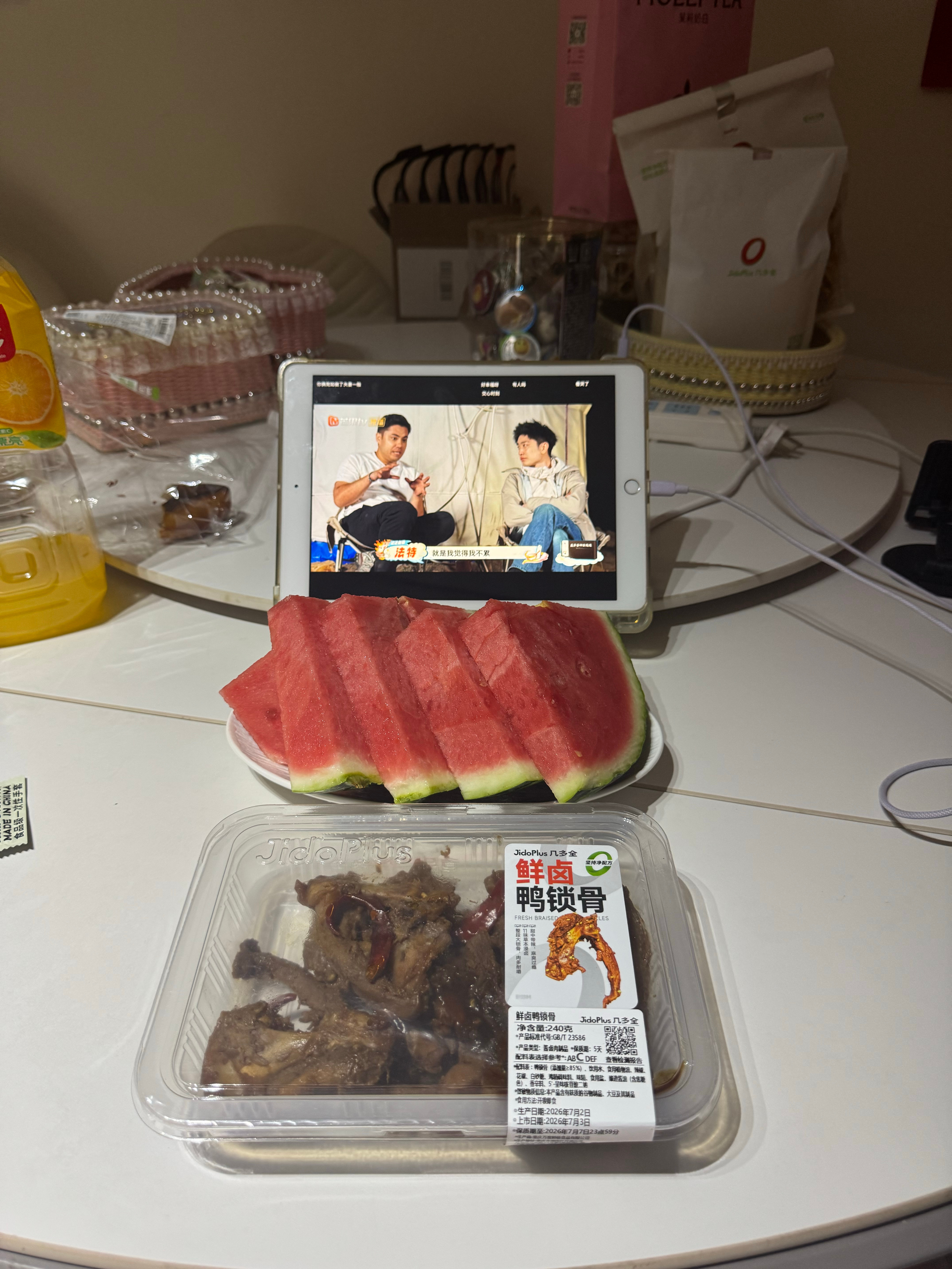 又到了迷人的深夜 我老公把我当猪宝宝喂这个奥巧芝士蛋糕巨巨巨好吃 吃完这些还要喊