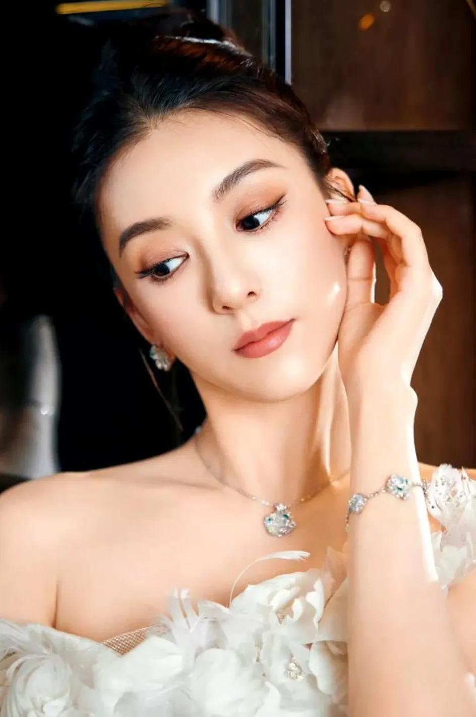 郭富城老婆方媛
认真打扮起来，美不可言喻
360度无死角的美
真是美呆了
我发现