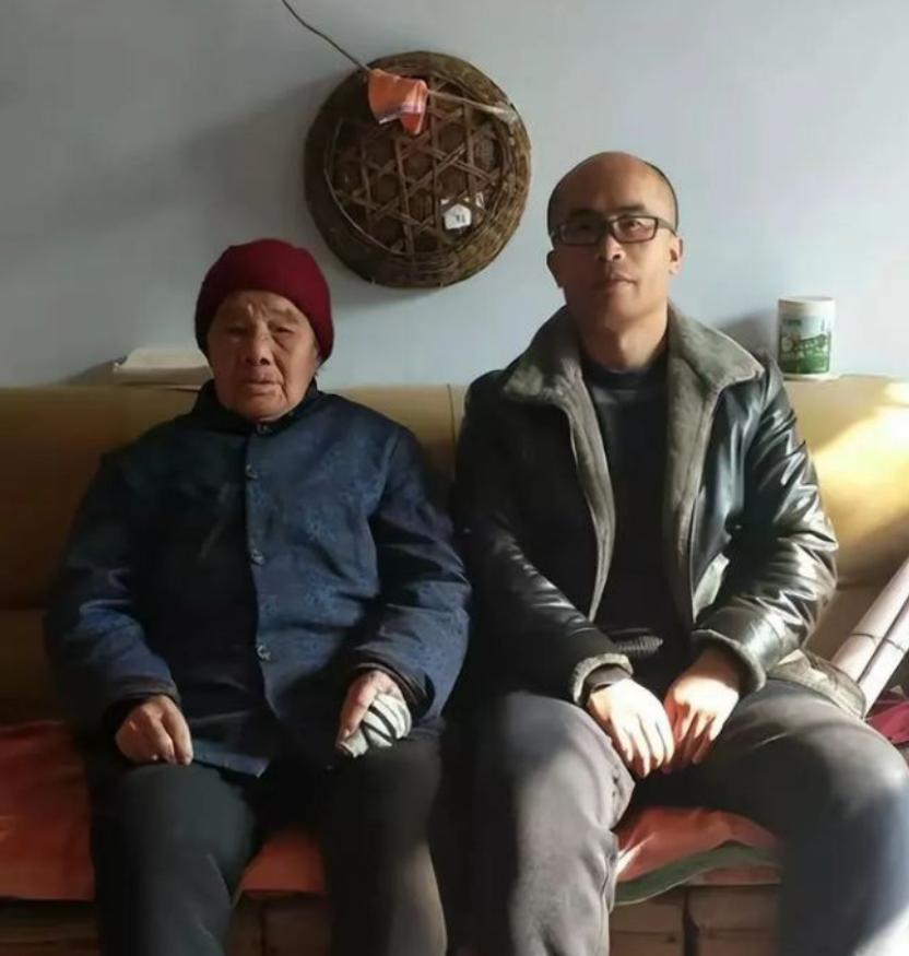 1995年，山东临沂蒙阴的高三男孩朱观景，正被生活和高考双重压得喘不过气。
 