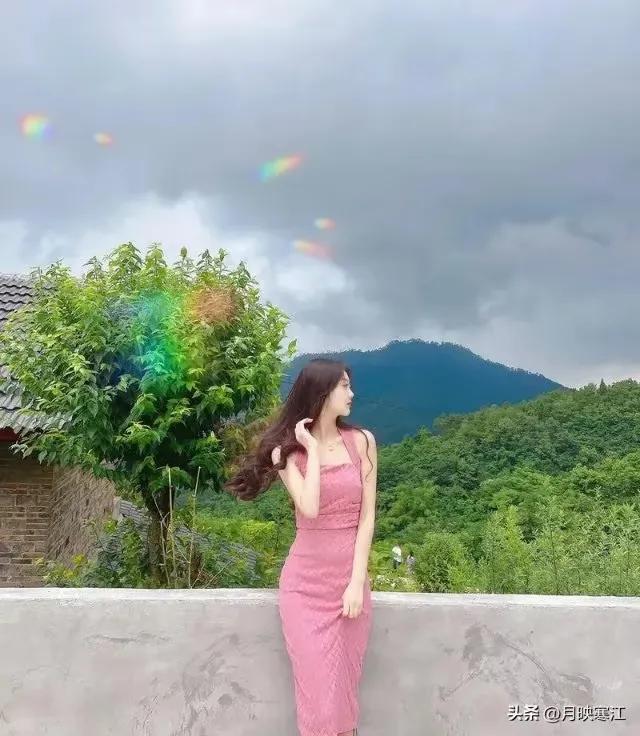 微头条《原创》
上联：烟云轻绘远山青
下联：柳线漫织幽径翠
下联：水月静浮幽涧白