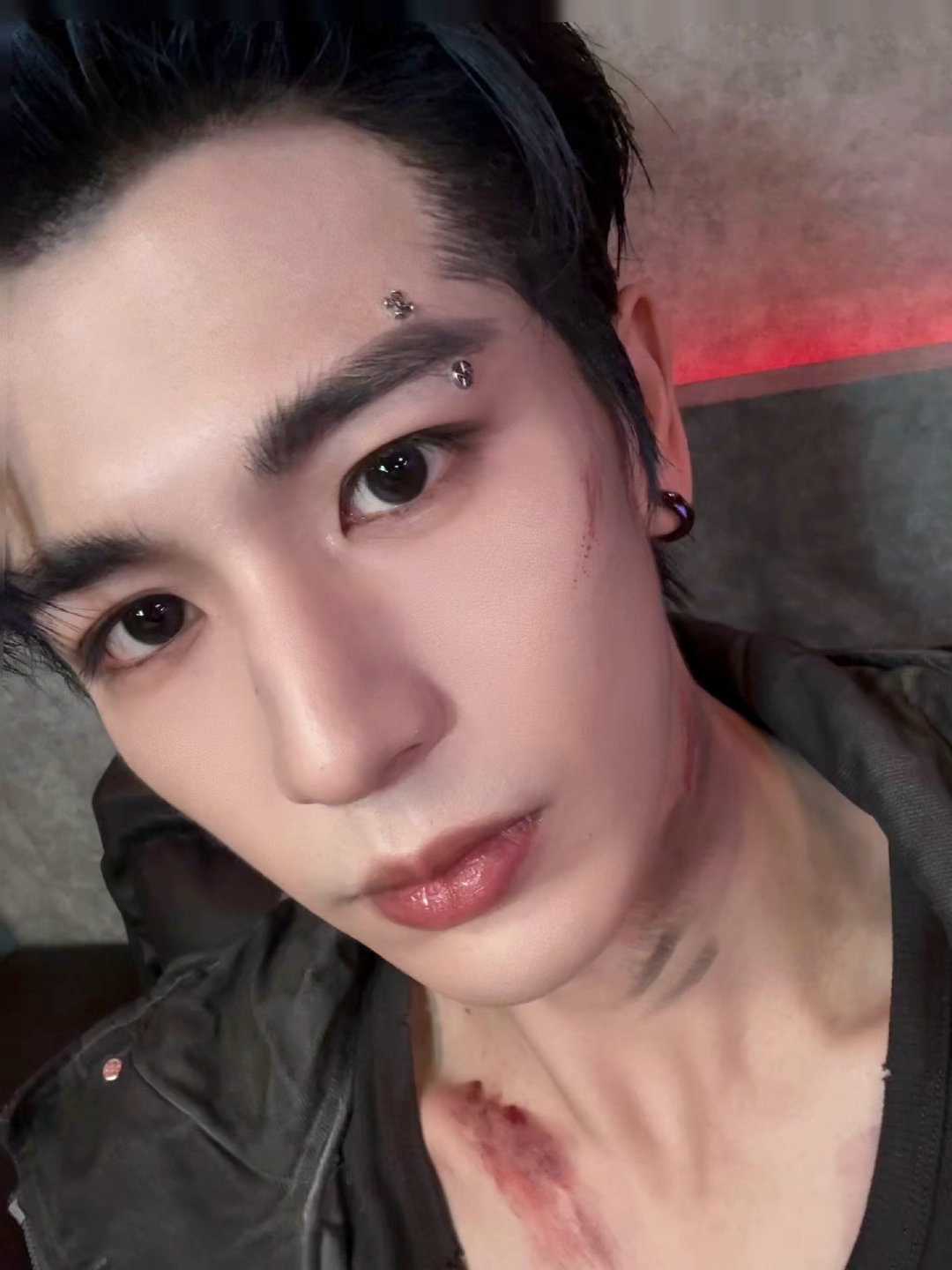 张凌赫赫意味眉钉战损自拍😍😍 